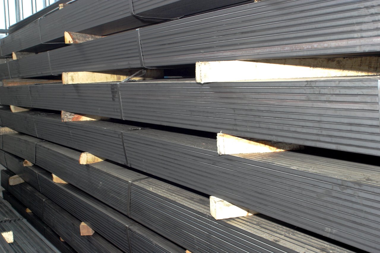 Among the most widely used grades is 1018 . This low carbon steel bar is made up of medium manganese content and has good case hardening properties, fair machinability and is suitable for shafting and for applications that do not require great strength.